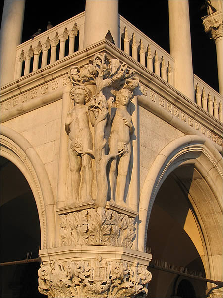 Statue d'Adam et Eve à Venise