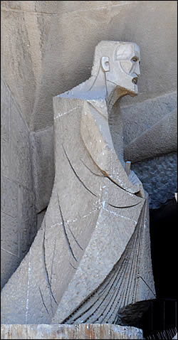 Gaudi représenté dans la statuaire de la Sagrada Familia