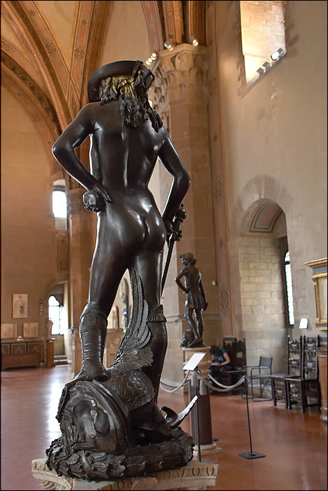 Le David de Donatello, de dos