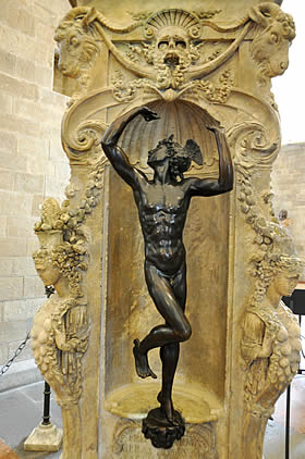 Le socle orignal de la statue de Persée et Méduse
