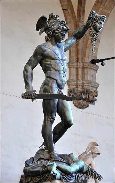 Statue de Persée tenant la tête de Méduse
