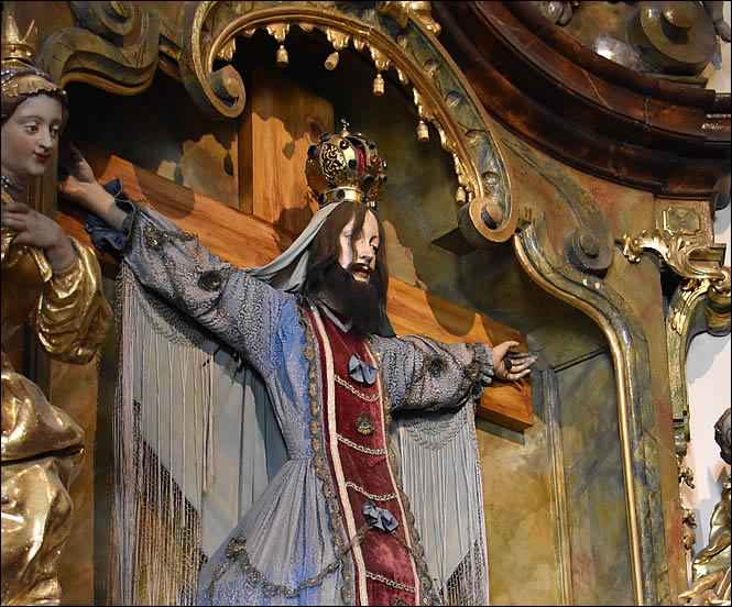 Détail de la statue de Sainte Wilgeforte